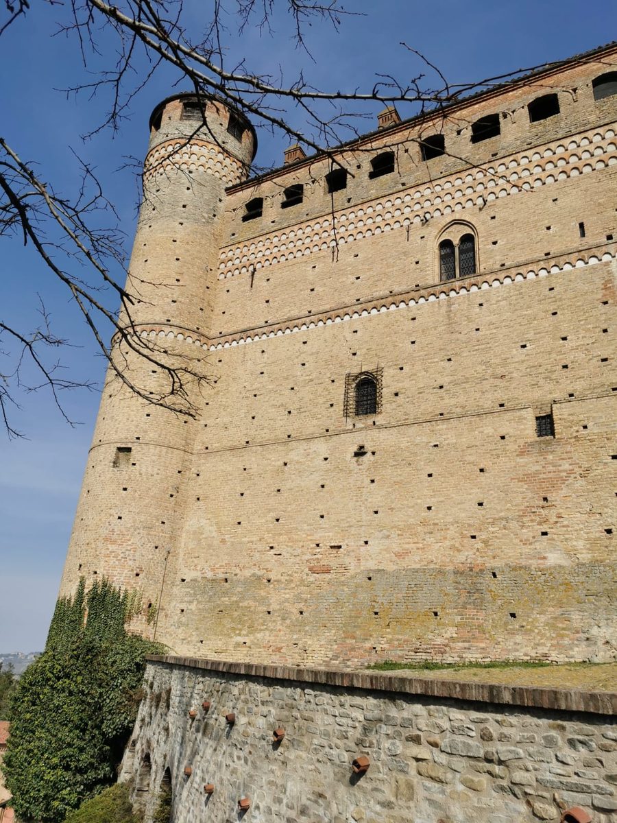 Gut erhaltene Burg von Serralunga d'Alba im Piemont