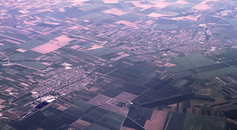 Luftaufnahme über landwirtschaftliche Flächen der Wojwodina bei Crvenka und Kula