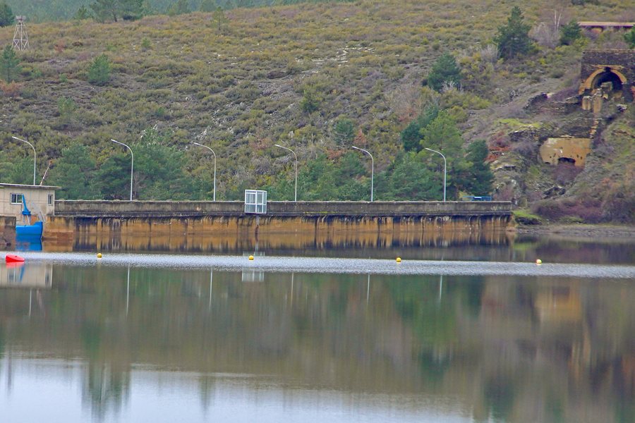 File:Embalse de Villameca en Quintana del Castillo.jpg