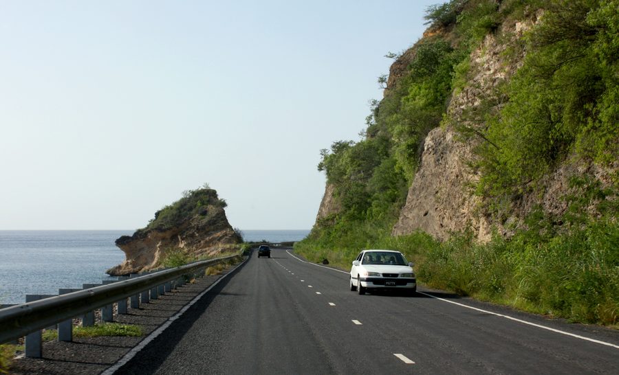 Hauptstraße an der Westküste von Dominica im Saint Peter Parish zwischen Colihaut und Coulibistrie