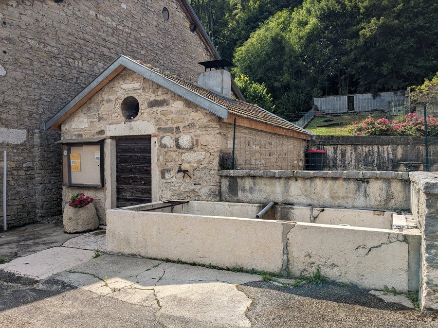 File:Plateau d'Hauteville - Hauteville-Lompnes - Lacoux - Rue des Dreffias - Four banal er fontaine.jpg