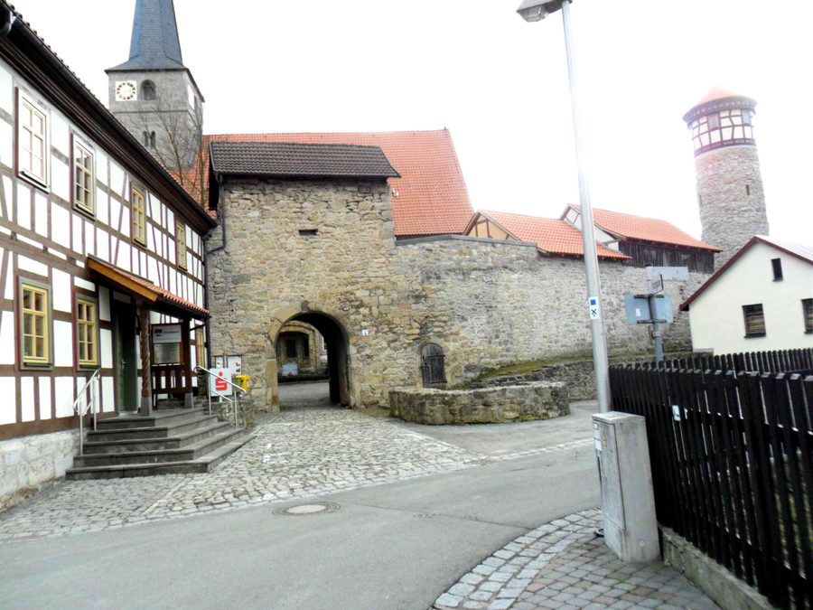 Ansicht von Vachdorf mit Torturm und Kirchhofmauer zum Nordwestturm