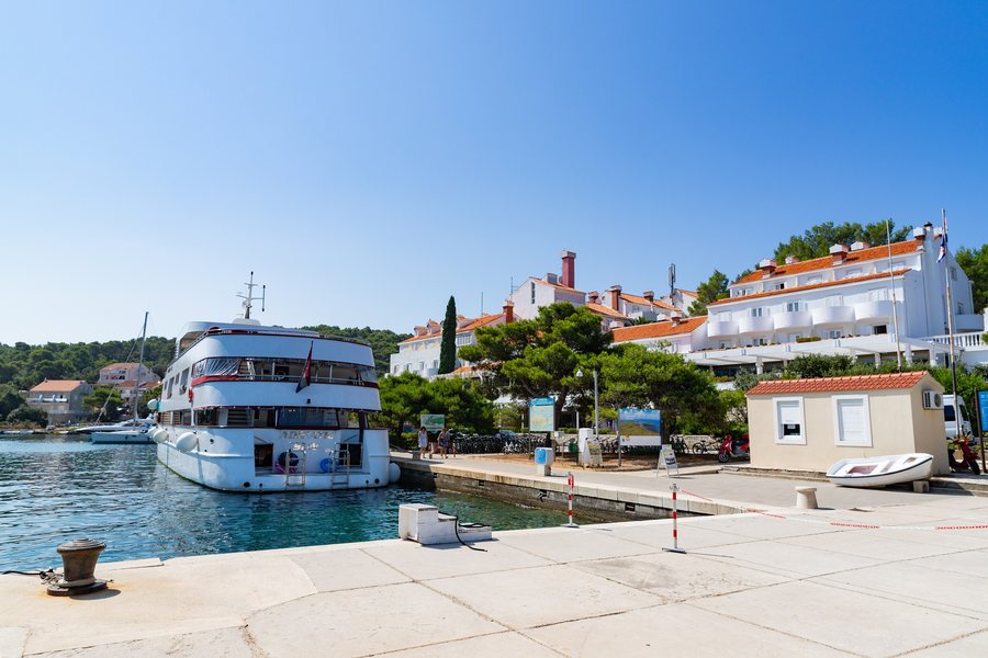 File:Kleines Kreuzfahrtschiff in Pomena auf Mljet, Kroatien (48738582143).jpg