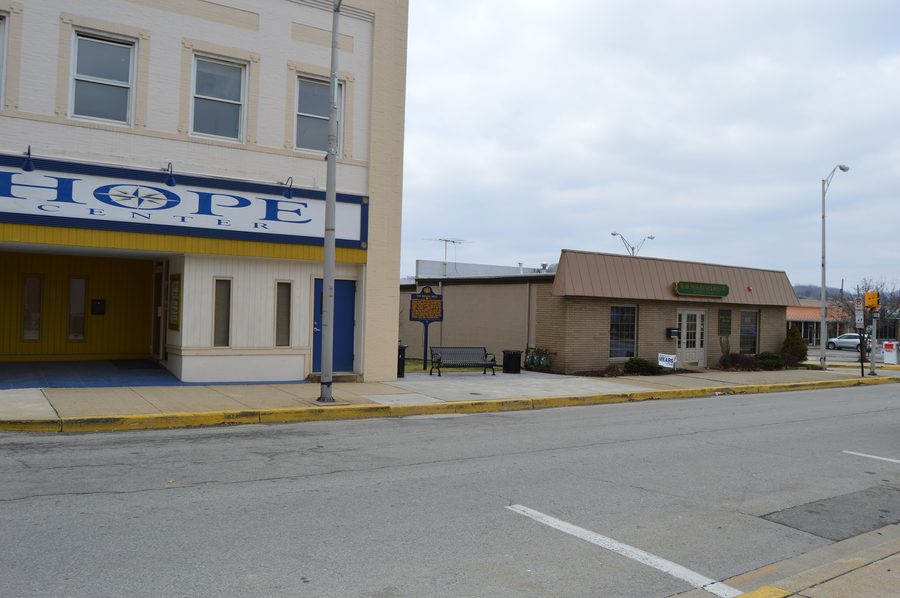 Historischer Marker in Latrobe, Pennsylvania, zur Erinnerung an die Apotheke, die mit der Entstehung des Banana Split verbunden wird.