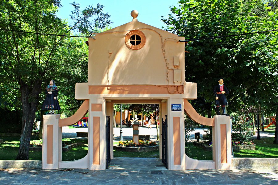 File:Entrada al parque de Val de San Lorenzo.jpg