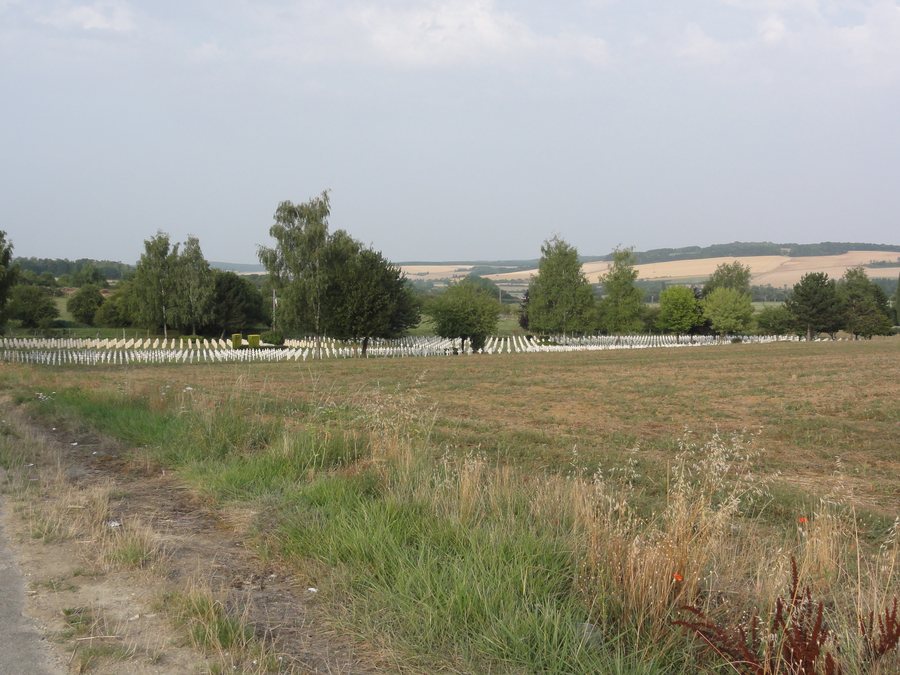 File:Dugny-sur-Meuse (Meuse) Nécropole nationale Dugny-sur-Meuse (01).JPG