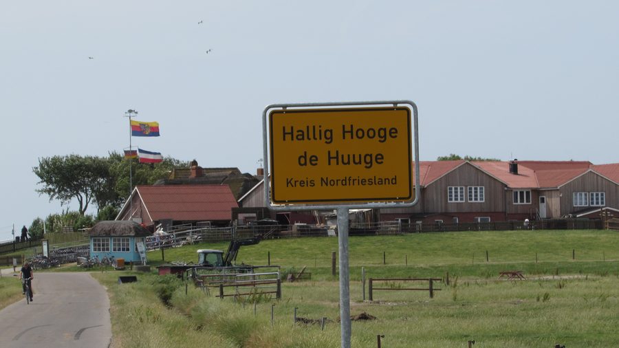 Bilingual place sign for the Hallig Hooge in front of Backenswarft