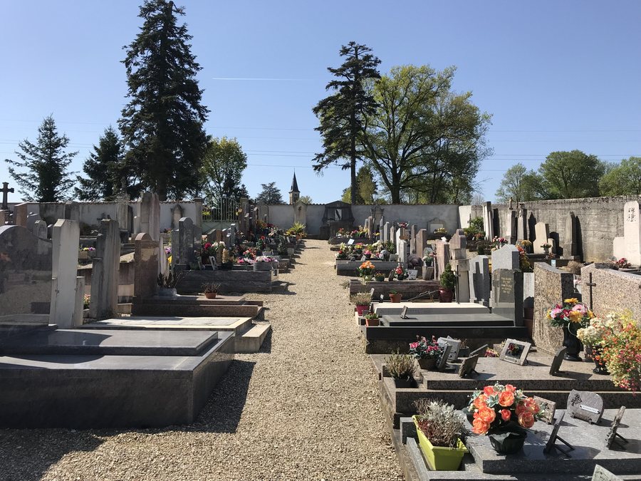 File:Cimetière de Tramoyes (Ain, France) en avril 2018 - 1.JPG