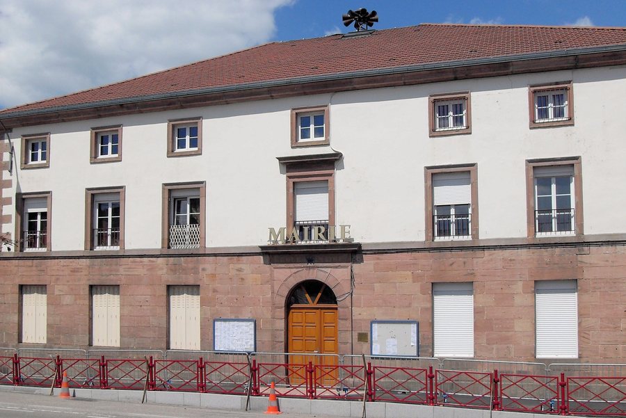 File:Pouxeux, Mairie.jpg