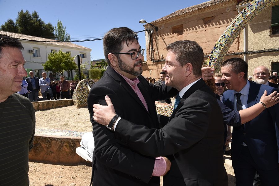 File:Colocación de la primera piedra del nuevo centro de salud de Elche de la Sierra (27277065167).jpg