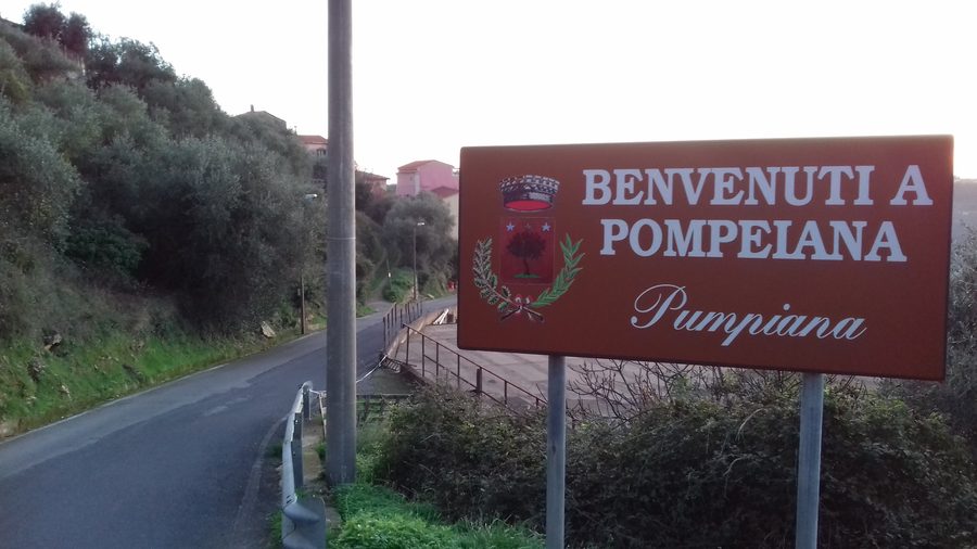 Cartello all'inizio del centro abitato di Pompeiana, arrivando da Castellaro