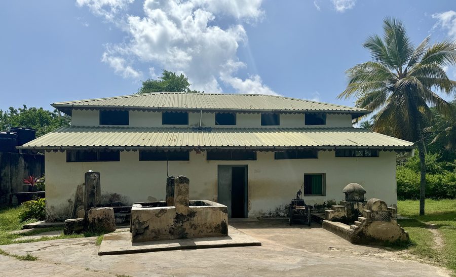 Östliche Außenansicht der historischen Kizimkazi-Moschee im Kusini-Distrikt im Süden von Sansibar, Tansania