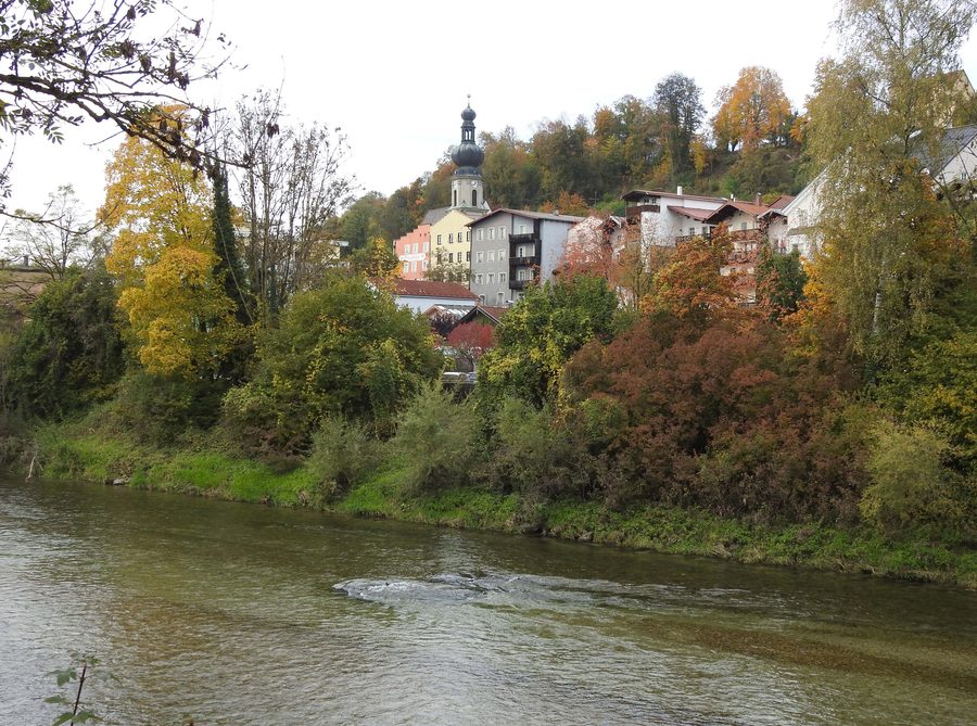 View of Trostberg's old town on the Alz from the Ziegelauersteg bridge