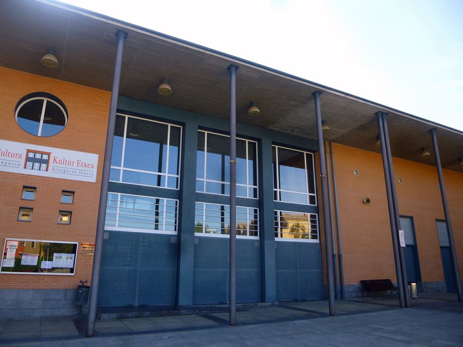 File:Mutilva Baja (Valle de Aranguren) - Casa de Cultura 2.jpg
