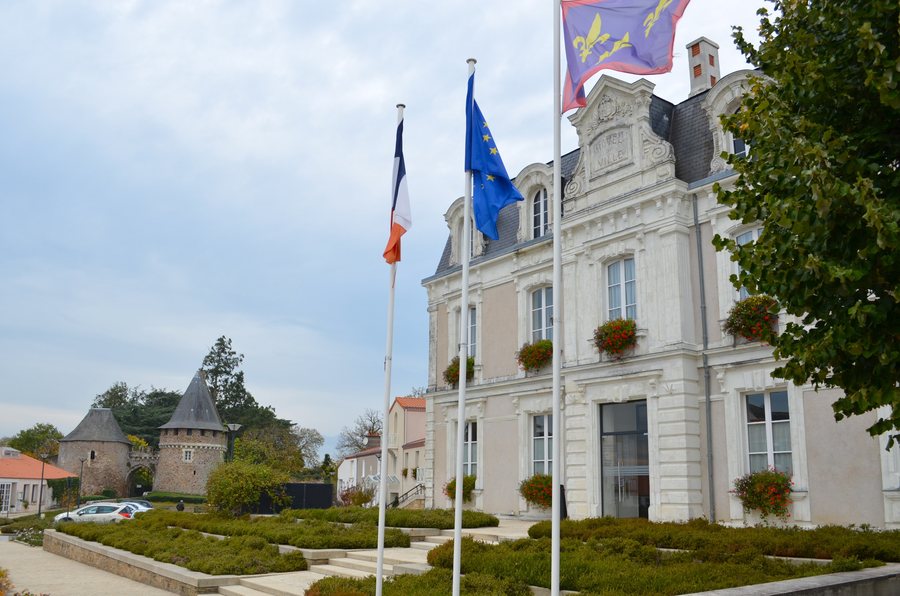 File:Champtoceaux - Hotel de ville.jpg