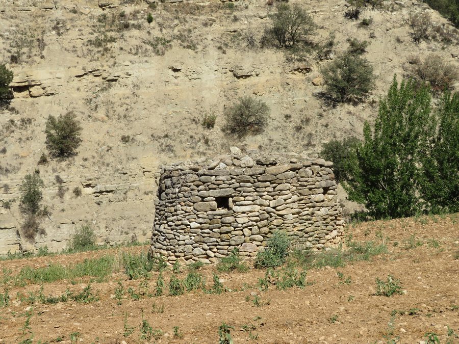 File:Barraca guardaviñas (La Cuba, España).jpg