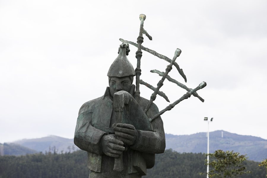 File:Gaiteiro en Ortigueira. Galiza 2025-2.jpg