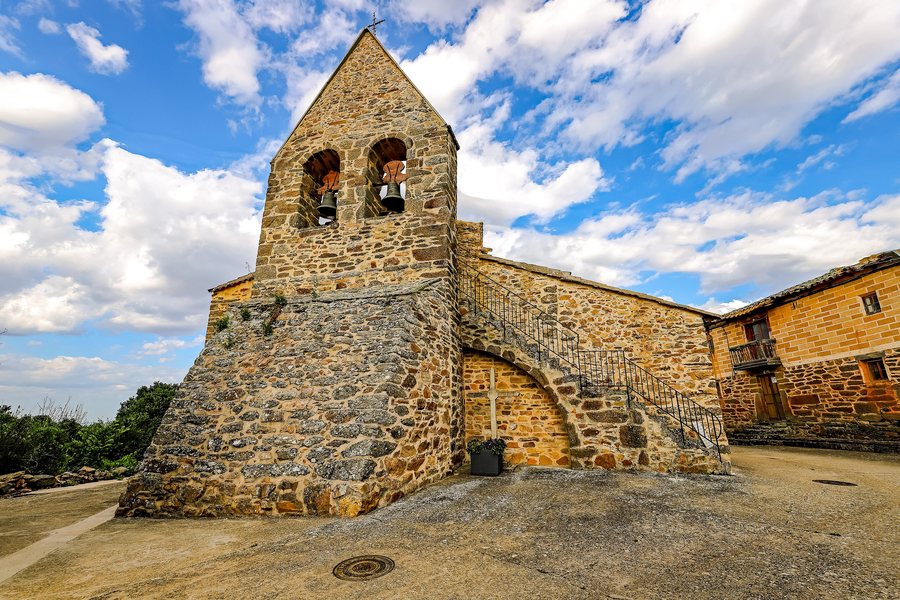 File:Iglesia de Santiago Apostol en Otero de Bodas.jpg