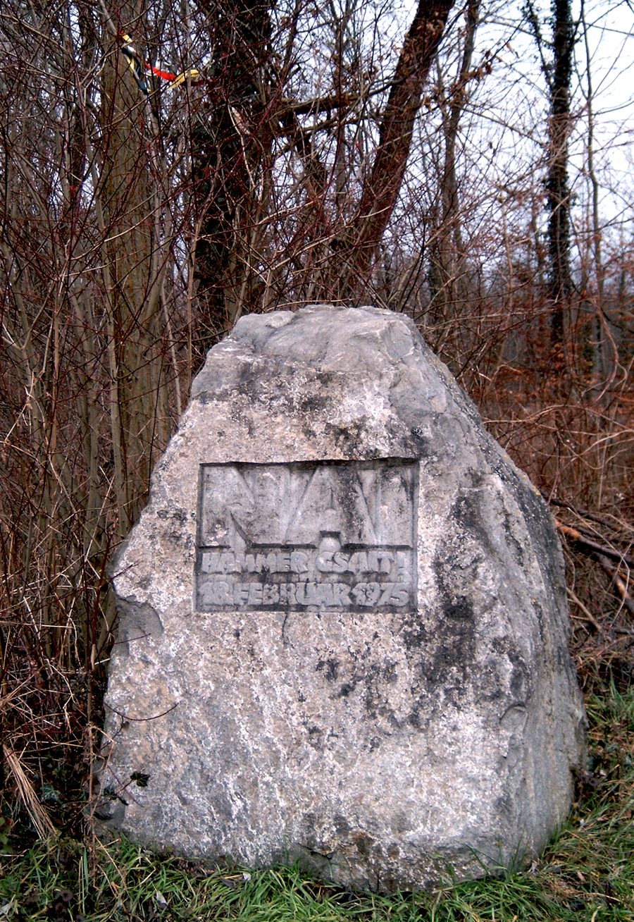 Gedenkstein mit der Aufschrift „NAI HÄMMER GSAIT! 18. FEBRUAR 1975“ in Wyhl