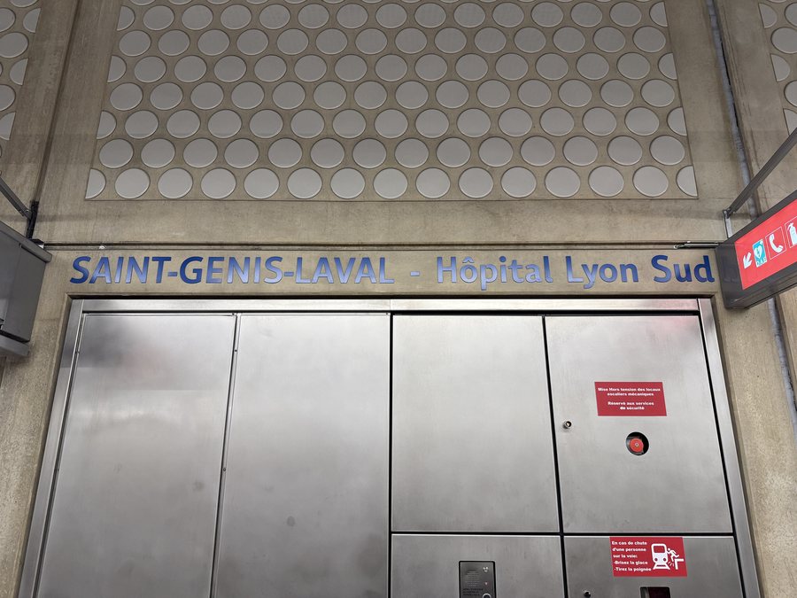 File:Inscription Station Saint Genis Laval Hôpital Lyon Sud Métro Lyon Ligne B - Saint-Genis-Laval (FR69) - 2025-12-23 - 2.jpg