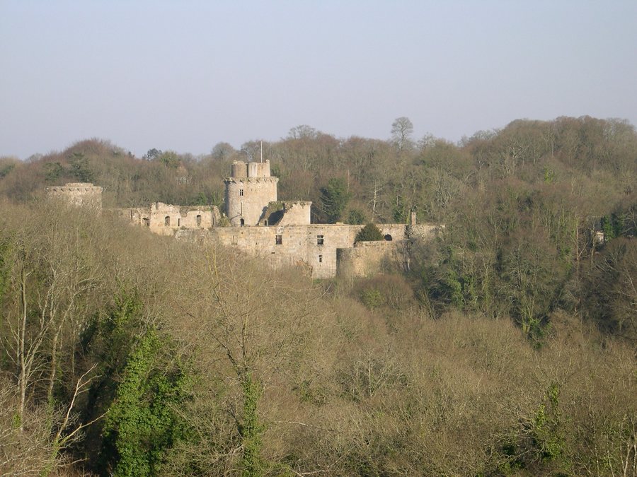 File:Ruines du château de Tonquédec - Tonquédec - France (2).jpg
