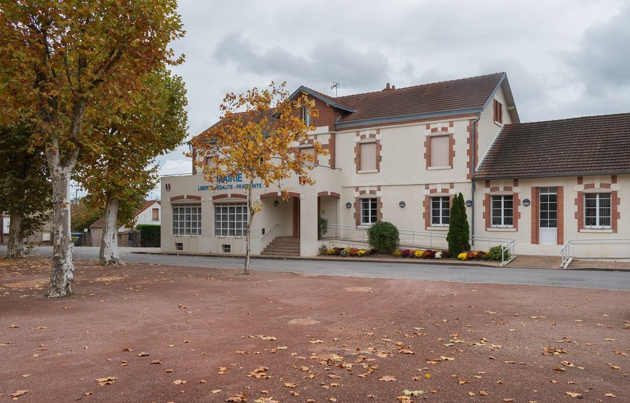 File:Town hall of La Machine (2).jpg