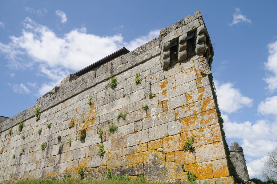 File:Castelo de Maceda 01.JPG
