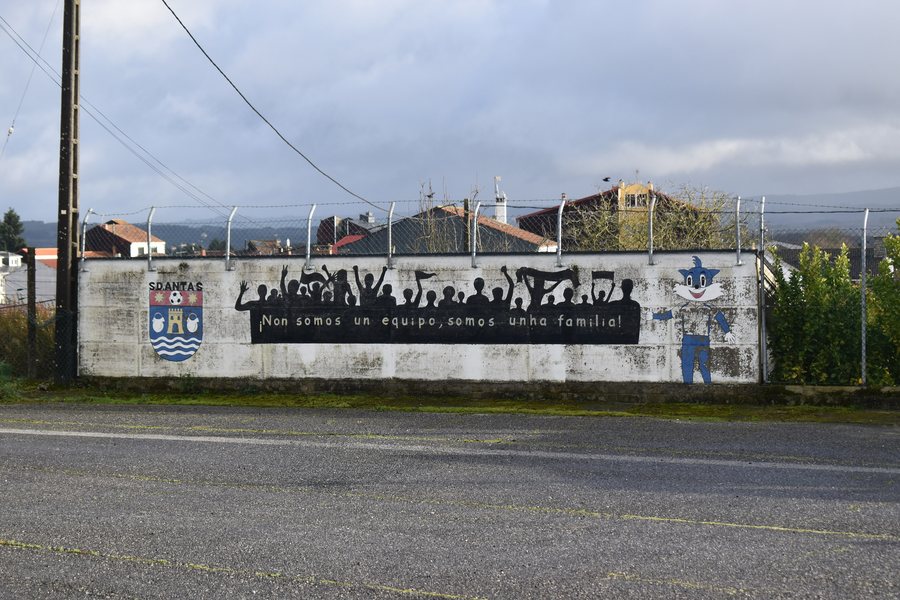 File:Campo de fútbol de Castro Seoane, Antas de Ulla - mural 2.jpg