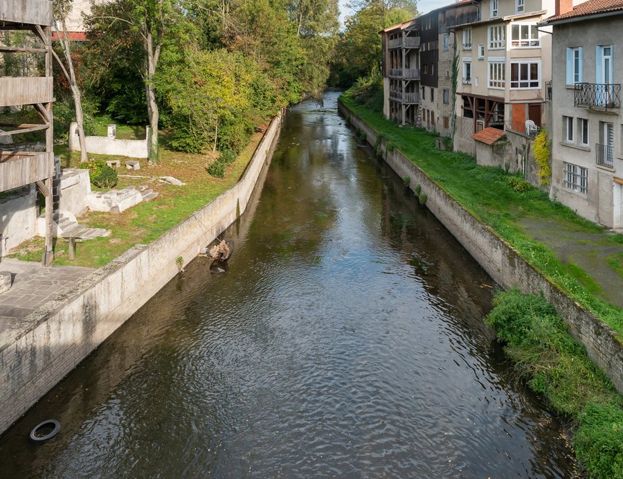 File:Morge river in Maringues (2).jpg