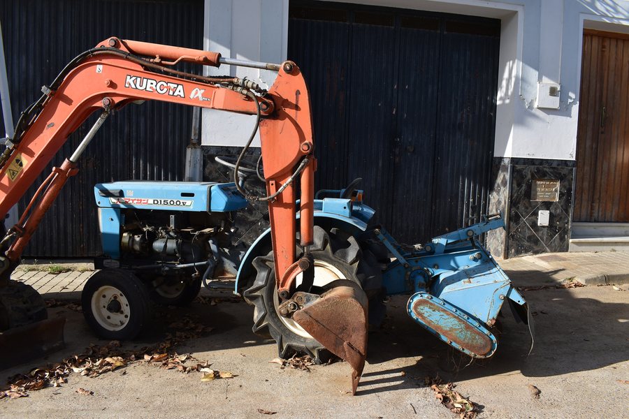 File:La Nava, Huelva - tractor.jpg