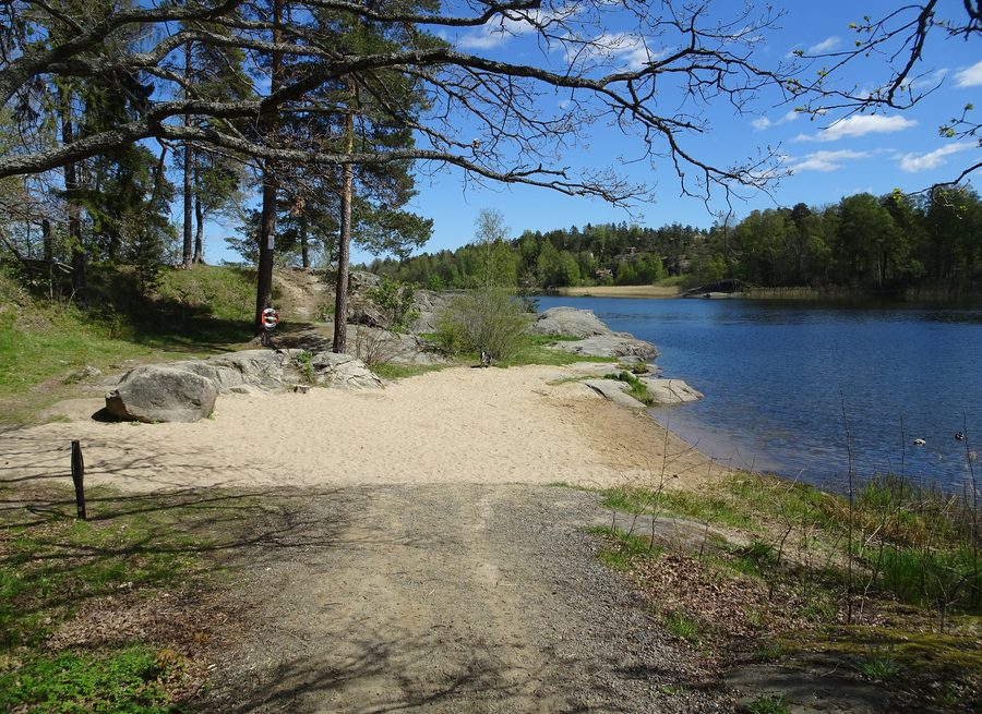 Drevviken nature reserve with Lännabadet on the shore