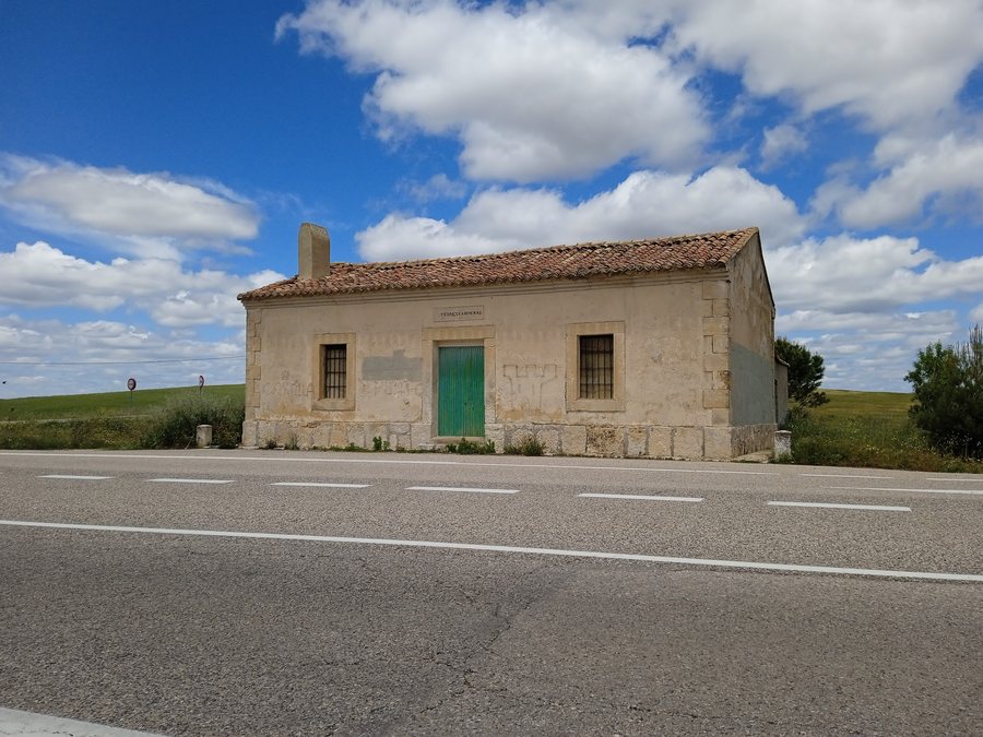 File:Caseta de legoeiros en Carboneras de Guadazaón, estrada N-420.jpg