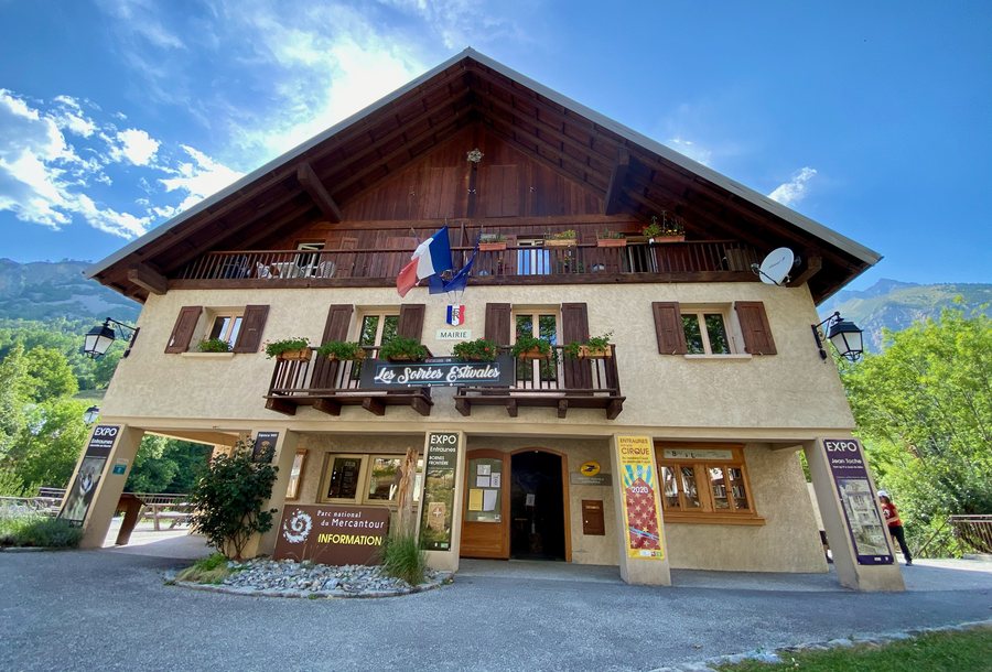 File:Mairie Entraunes 2020.jpg