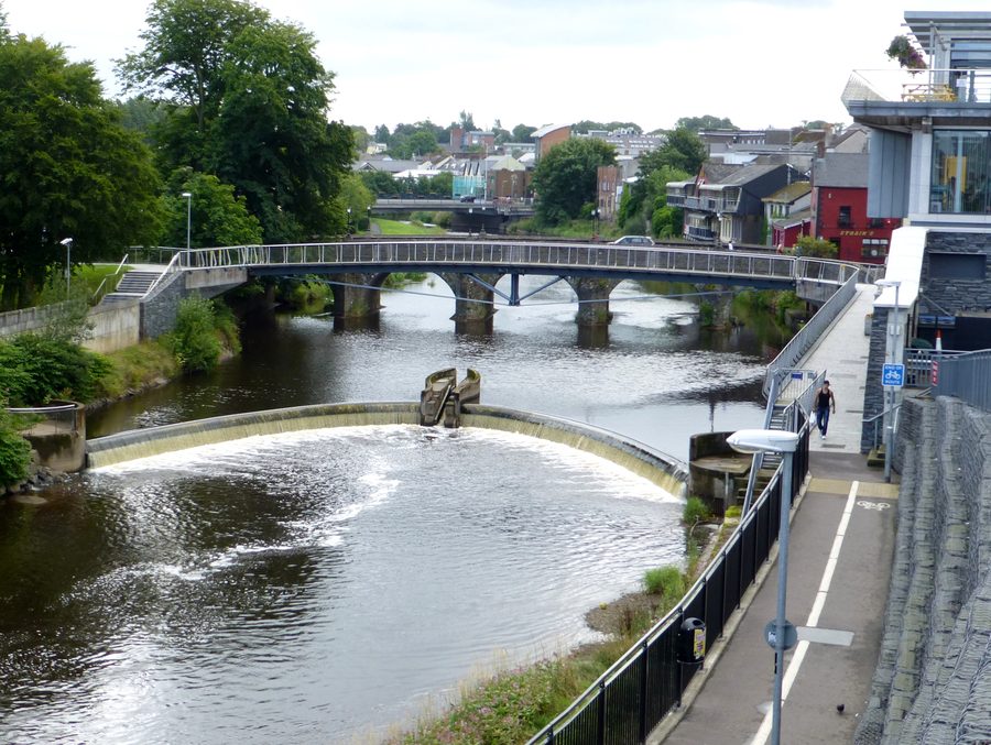 River Strule in Omagh mit Flussufer und Stadtlandschaft