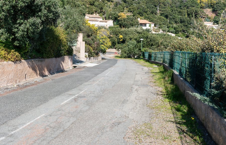 File:Avenue du Bourg in Agay (1).jpg