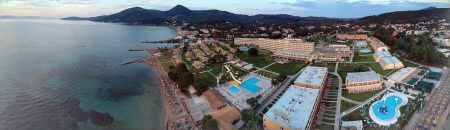 Beach area of the Messonghi Beach Holiday Resort in Moraḯtika on Corfu