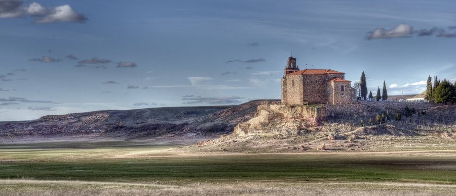 File:Iglesia en Montamarta (6781439761).jpg