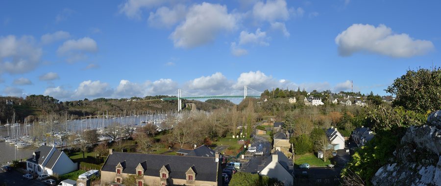 File:La Roche-Bernard 56 Port plaisance&pont 2013.jpg