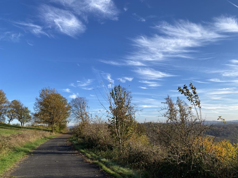 Hiking trail A6 at the eastern entrance to Dannenberg to the Genkeltalsperre