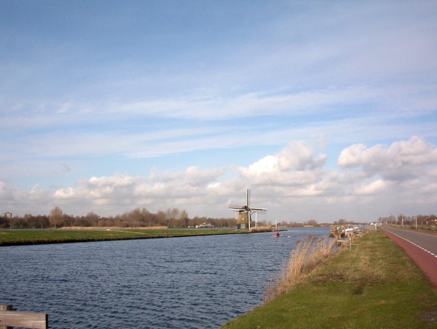 De Hommel windmill on the Ringvaart with ring dike and water surface