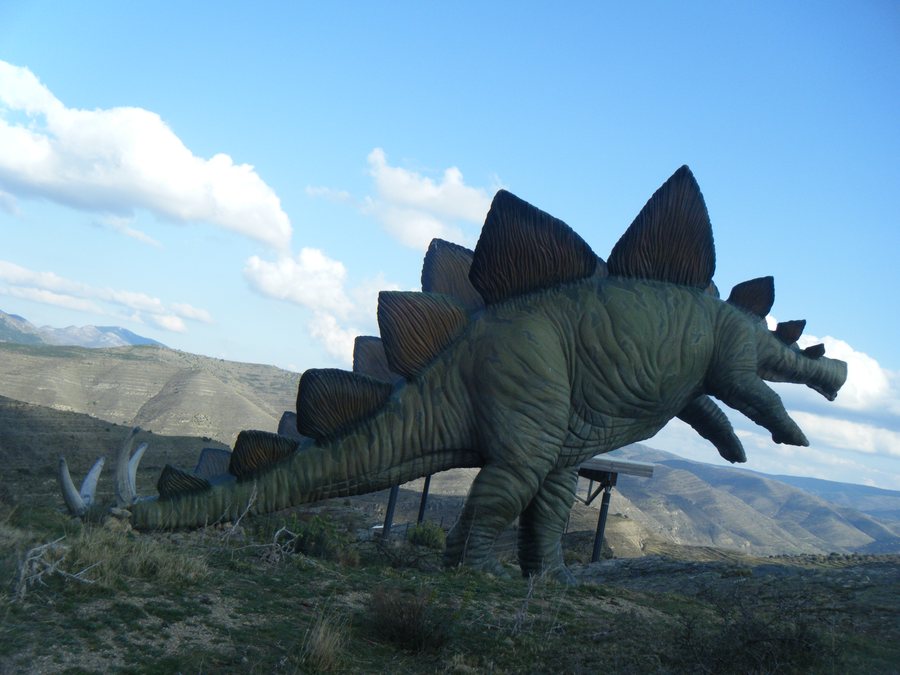 File:Dinosaur model at Munilla.jpg