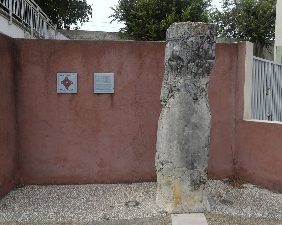 File:Borne-milliaire-Voie-Dom-Uchaud-JohnWalsh06.jpg