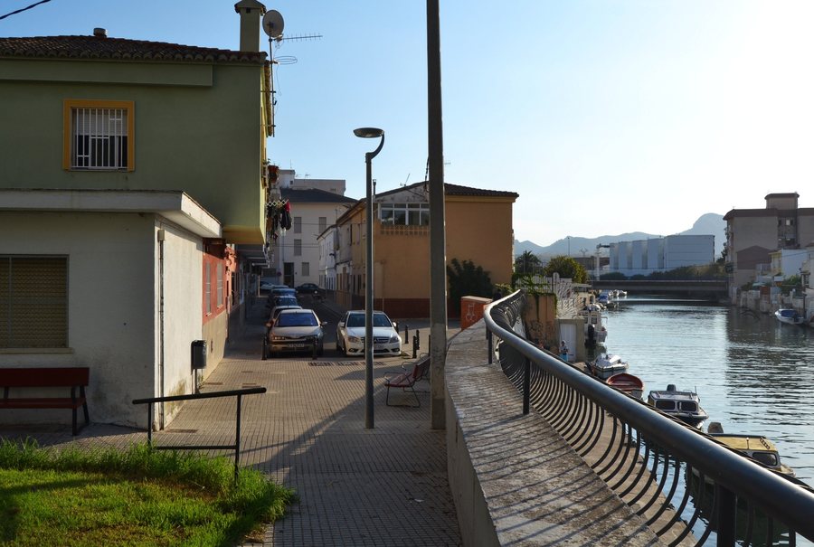 File:Carrer dels Pescadors del Grau de Gandia.jpg