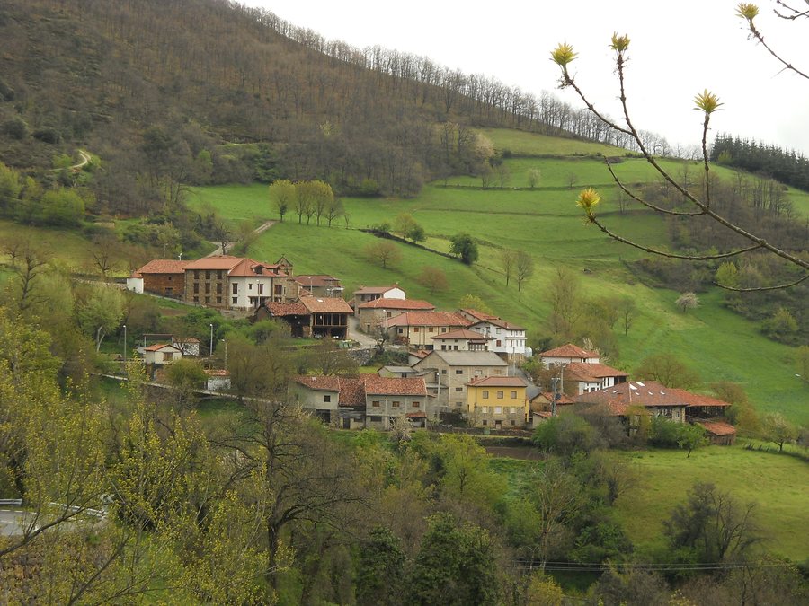 File:Vega de Liébana Enterrias.JPG