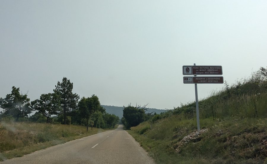 File:Monieux - Panneau entrée dans PNR du Mont-Ventoux sur la D943 (juin 2025).jpg