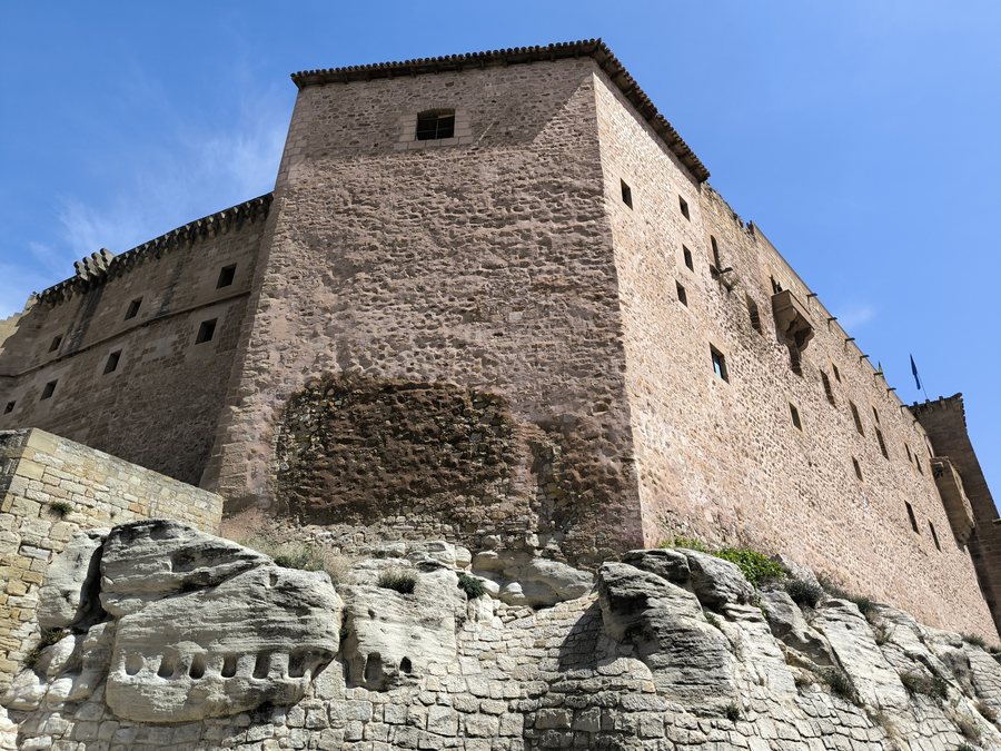 File:Castle of Mora de Rubielos 2.jpg