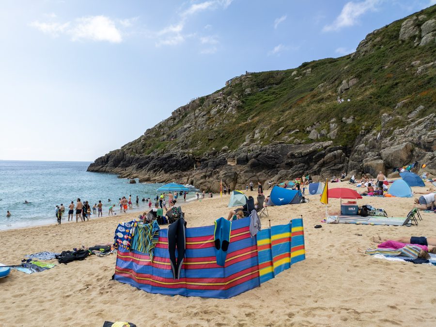 Blick auf den Strand von Porthcurno in Richtung Südwesten