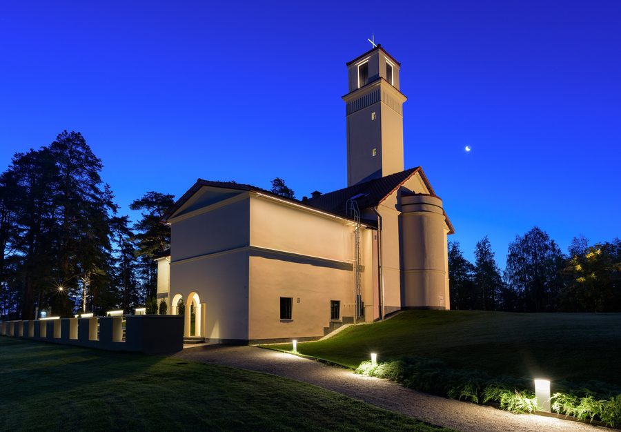 Außenansicht der Muurame-Kirche in Finnland