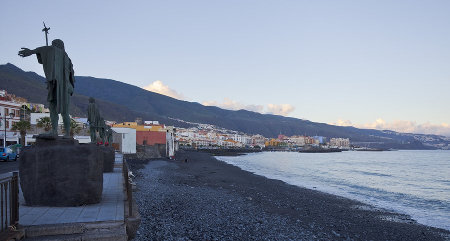 File:Escultura al Mencey Beneharo, Candelaria, Tenerife, España, 2012-12-12, DD 01.jpg