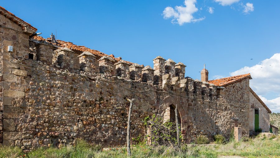 File:Casa fuerte de Vega de Arias, Tierzo, Guadalajara, España, 2017-05-25, DD 12.jpg